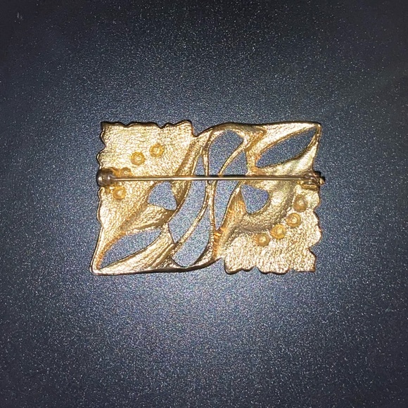 Vintage Floral Brooch. Gold Tone. Measurements in photos. - Picture 2 of 6